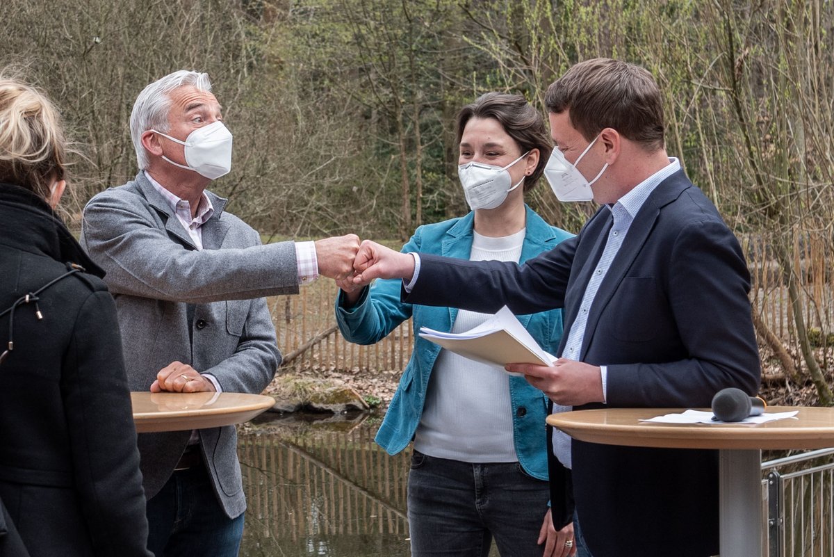 Fistbump auf glückliche gemeinsame Jahre. 