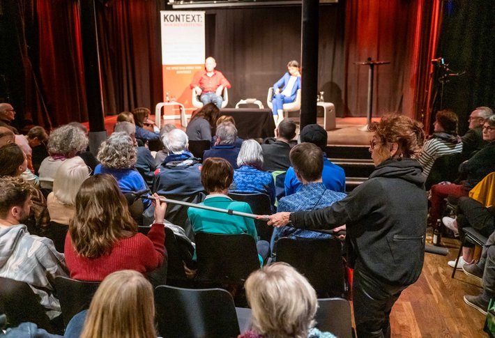 Fragen aus dem Publikum: Kontext-Vorsitzende Anni Endress hält das Mikrofon. Fotos: Jens Volle