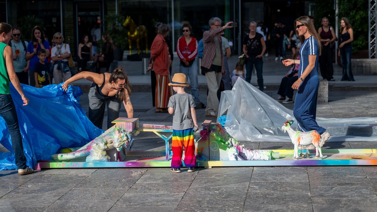 Ein Dutzend Minigolfbahnen werden ausgepackt: Eröffnung der Kulturregionale auf dem Kleinen Schlossplatz in Stuttgart.