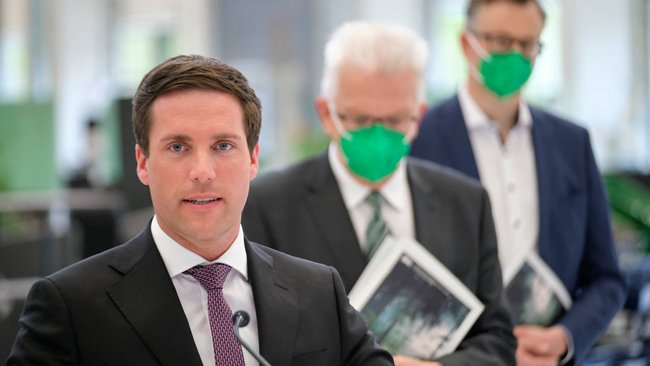 Genderforschung? "Wir leisten uns ja auch keine Lehrstühle für Astrologie und Alchemie", meinte einst Manuel Hagel, CDU. Hinter ihm: Winfried Kretschmann und Andreas Schwarz, Grüne. Foto: Joachim E. Röttgers