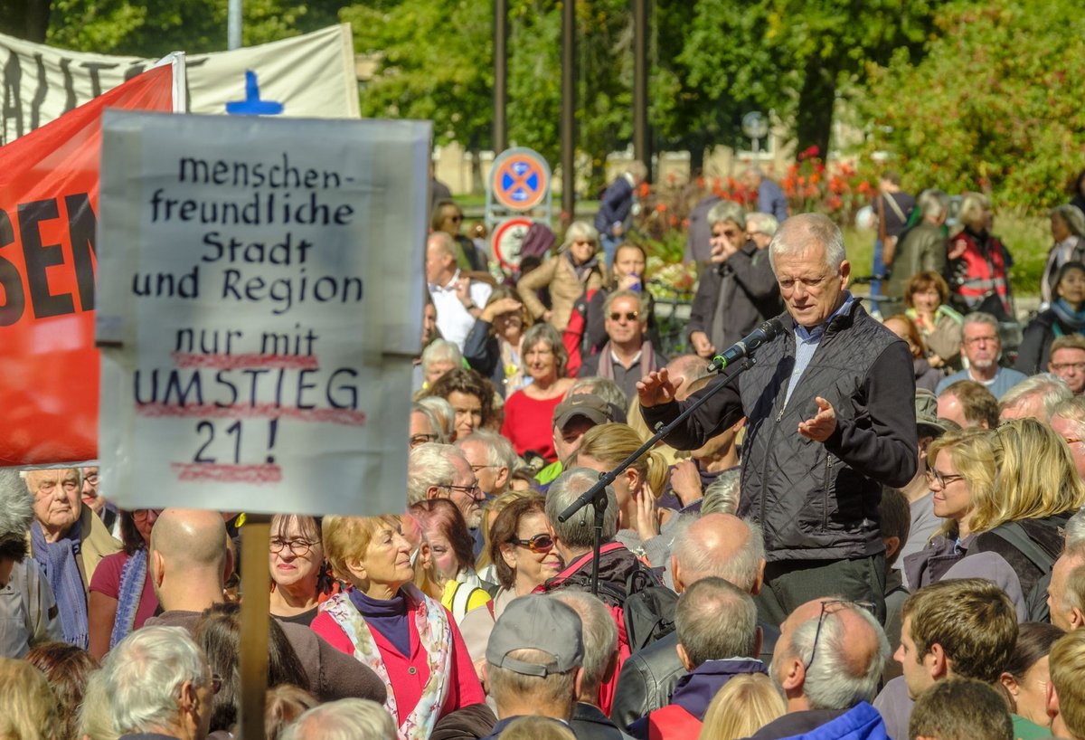 Das Bad in der Menge mag Kuhn eigentlich nicht. Es geht, wenn er oben steht. 2017 auf der gesperrten B 14. Das Bad in der Menge mag Kuhn eigentlich nicht. Es geht, wenn er oben steht. 2017 auf der gesperrten B 14.