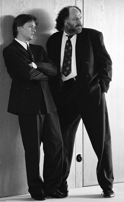 Saubere Bügelfalte zweier Krawattenmänner. Im Landtag 1992. Saubere Bügelfalte zweier Krawattenmänner. Im Landtag 1992.