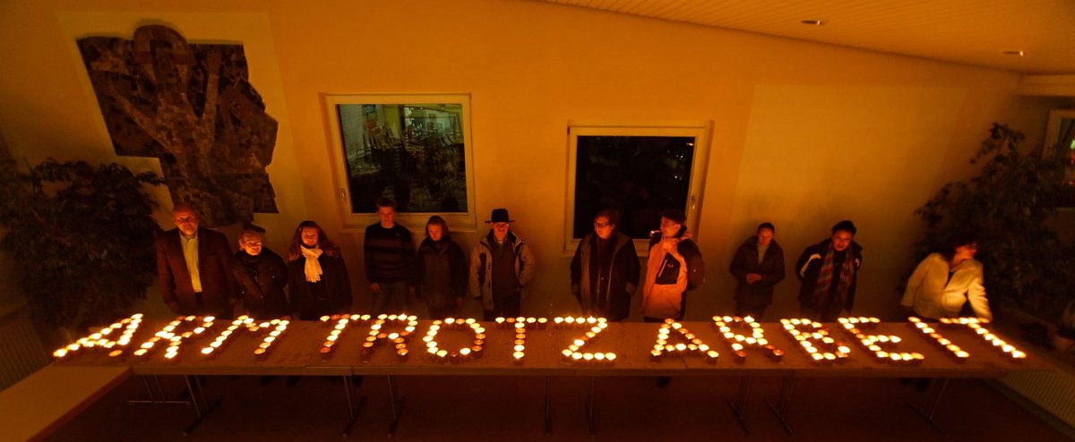 Eine Botschaft aus Kerzen am 21. November 2008.  Vor dem Arbeiter-Zentrum in Böblingen meldet sich die Caritas mit stillem Protest gegen miese Bezahlung.