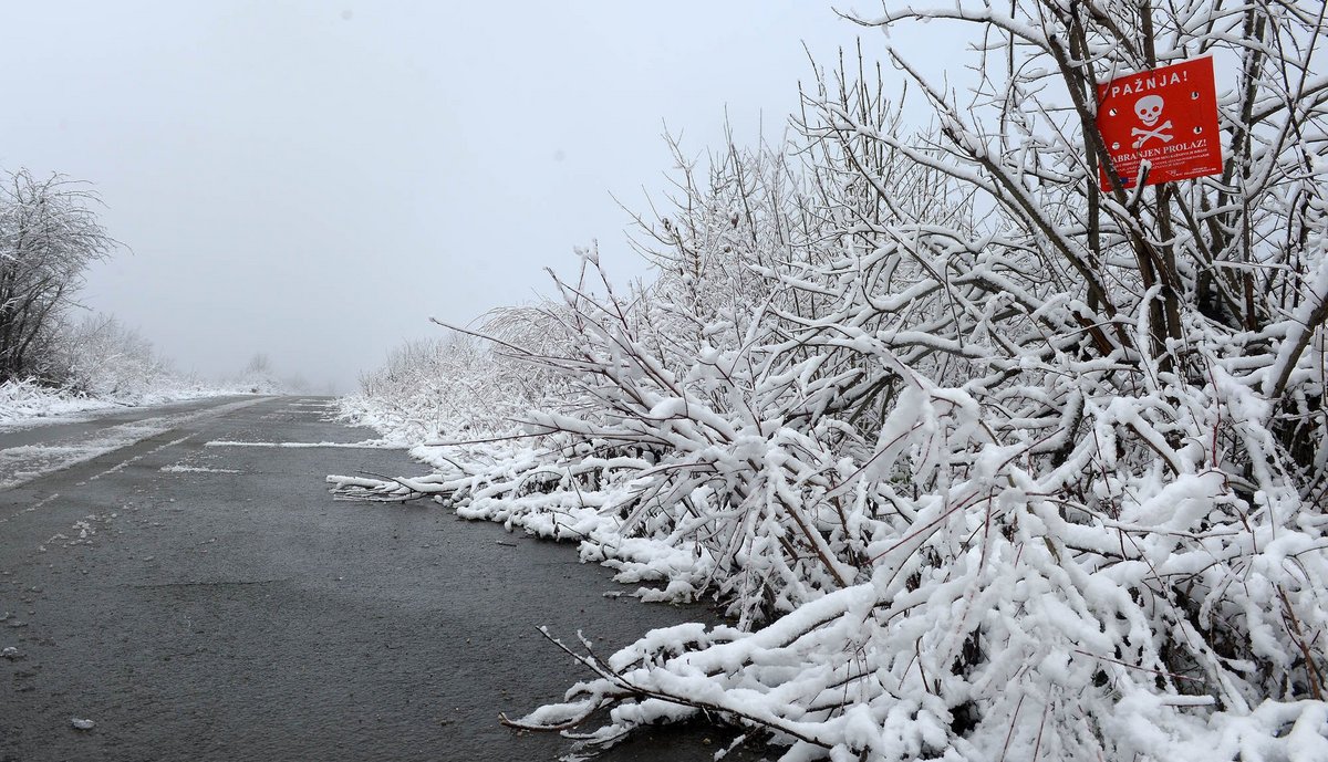 "Achtung! Durchgang verboten!", steht auf dem Minenwarnschild, 200 Meter vor der bosnisch-kroatischen Grenze. Foto: Lena Reiner "Achtung! Durchgang verboten!", steht auf dem Minenwarnschild, 200 Meter vor der bosnisch-kroatischen Grenze. Foto: Lena Reiner