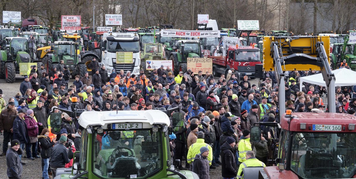 Der Landwirt kommt mit dem Traktor zum Protest. Hier am Aschermittwoch, 14. Februar 2024, in Biberach. Foto: Joachim E. Röttgers