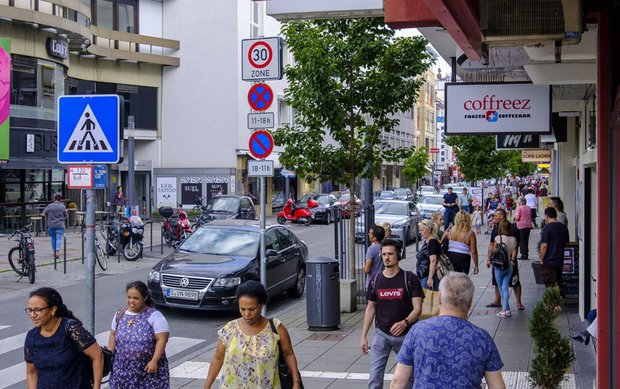 In der Seelbergstraße herrscht Halteverbot. Juckt aber niemanden.