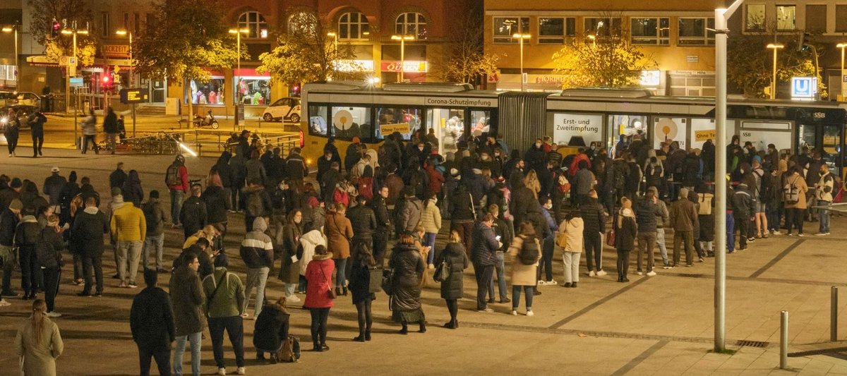 Die Corona-Impfbusse fahren wieder – Andrang auf dem Stuttgarter Marienplatz.