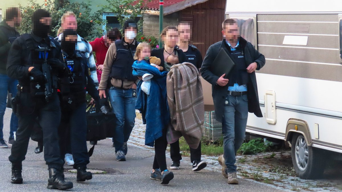 Bei der frühmorgendlichen Razzia am vergangenen Mittwoch in Hesselbronn. Foto: Timo Büchner Bei der frühmorgendlichen Razzia am vergangenen Mittwoch in Hesselbronn. Foto: Timo Büchner
