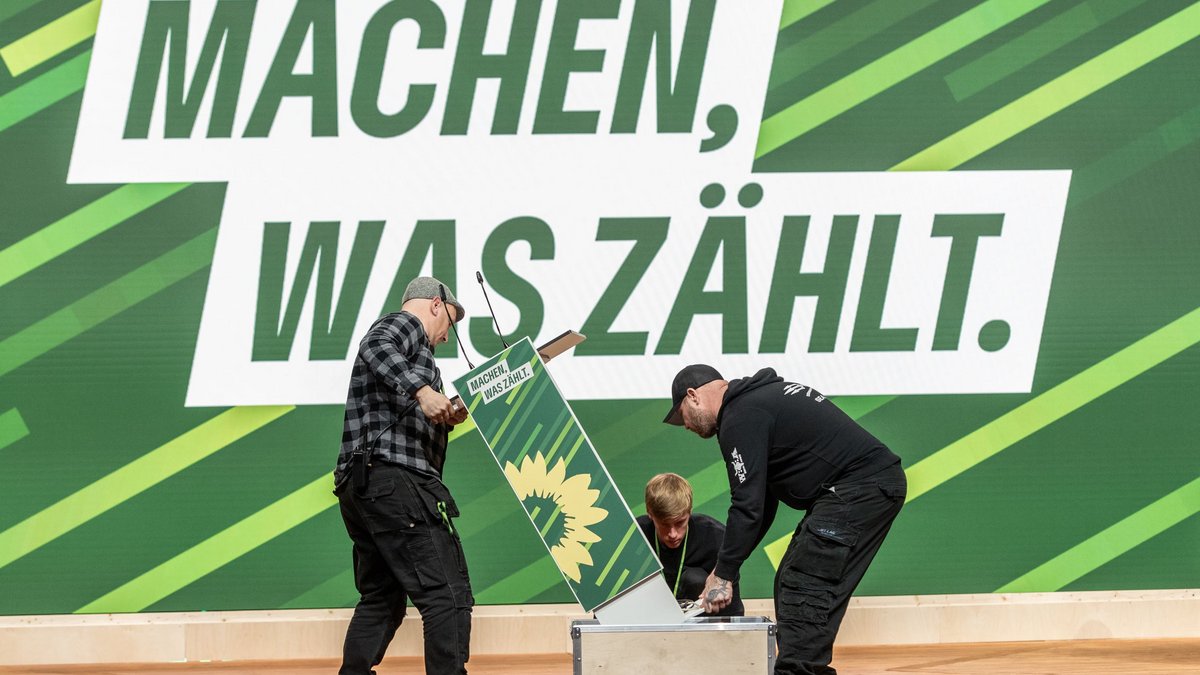 Selbstbekräftigung ist Pflicht auf Parteitagen, auch beim Aufbau für den Grünen-Bundesparteitag in Karlsruhe. Fotos: Jens Volle
