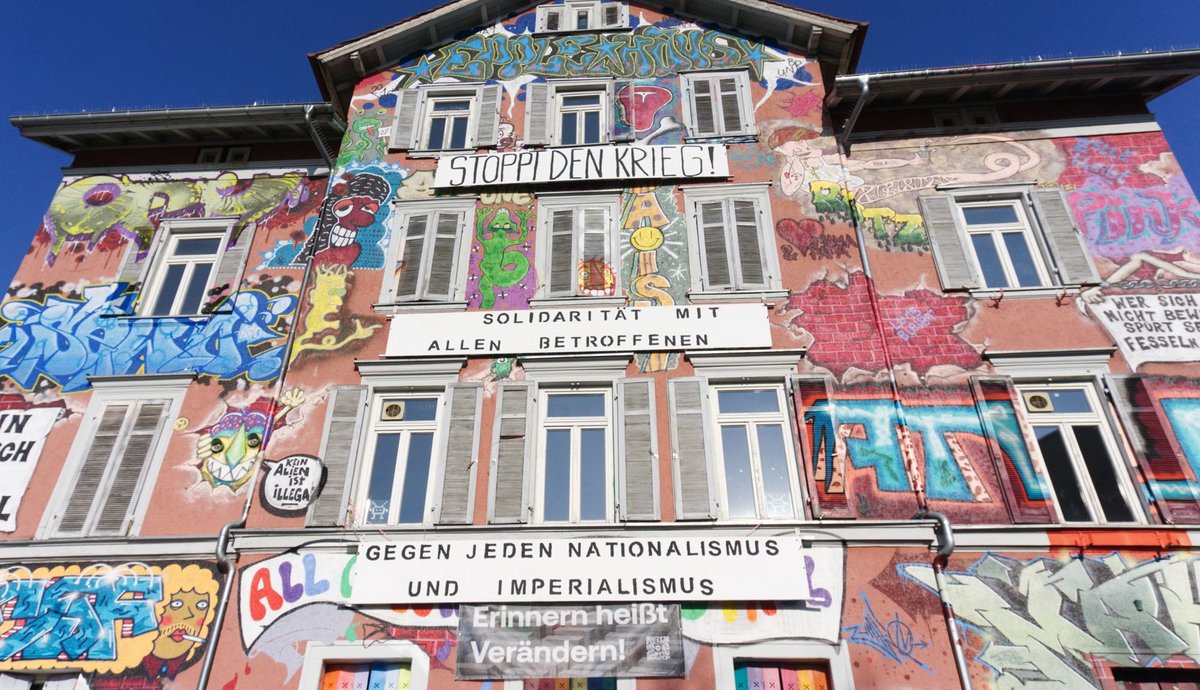 War mal besetzt und wird jetzt 50 Jahre alt: das selbstverwaltete Jugendzentrum Epplehaus in der Karlstraße 13.