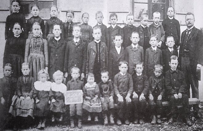 Ernst Wagner (rechts) mit seiner Klasse in Radelstetten. Aus dem Buch "Wagner – Lehrer, Dichter, Massenmörder" von Horst Brandstätter und Bernd Neuzner