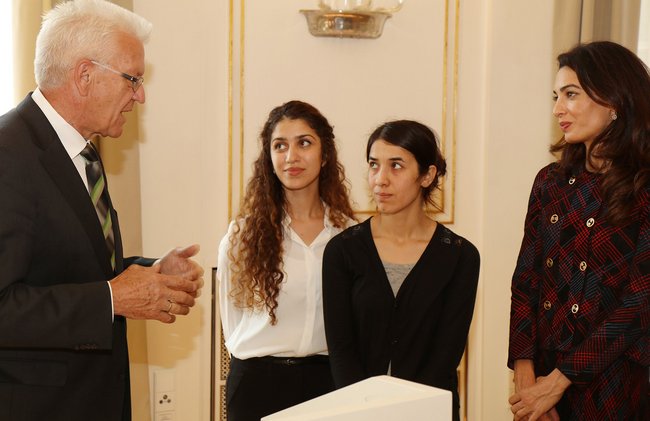 2016: Ministerpräsident Kretschmann begrüßt die Jesidinnen Nadia Murad (2.v.r.), deren Schwester und Anwältin Amal Clooney. Foto: Staatsministerium 2016: Ministerpräsident Kretschmann begrüßt die Jesidinnen Nadia Murad (2.v.r.), deren Schwester und Anwältin Amal Clooney. Foto: Staatsministerium