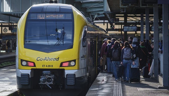 Ohne sie wären kurze Haltezeiten kein Problem: Fahrgäste. Foto: Joachim E. Röttgers