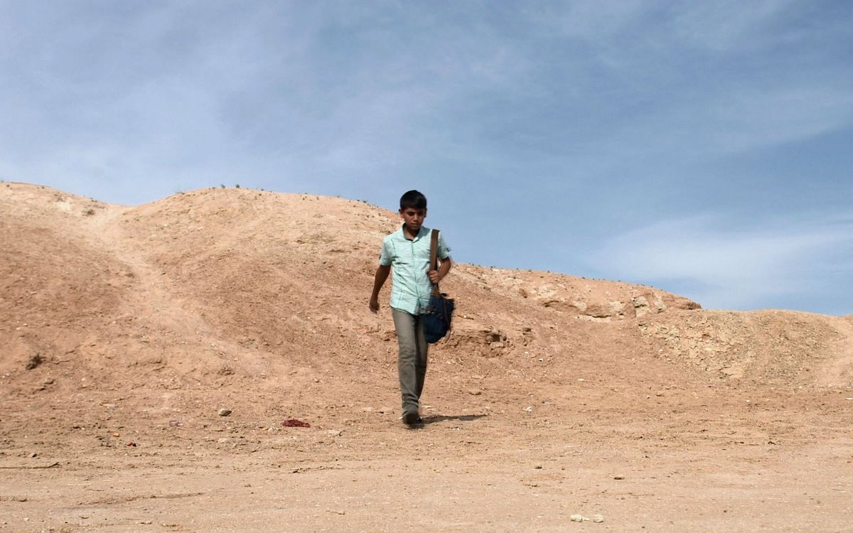 Jafers Schulweg: 90 Minuten Fußmarsch durch die irakische Wüste. Genau so lange würde ein Fußballspiel zwischen Real Madrid und Bayern München dauern. Das live zu erleben, ist Jafers großer Traum. Fotos: Sigrid Klausmann Jafers Schulweg: 90 Minuten Fußmarsch durch die irakische Wüste. Genau so lange würde ein Fußballspiel zwischen Real Madrid und Bayern München dauern. Das live zu erleben, ist Jafers großer Traum. Mehr Bilder und Träume gibt's per Klick auf den Pfeil. Fotos: Sigrid Klausmann