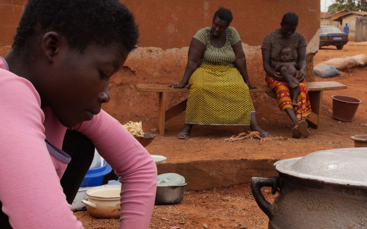 Alphonsine hingegen hat keinen Schulweg. Sie arbeitet, meistens auf einer Kakaoplantage. Das Waisenkind aus der Elfenbeinküste hat die Schokolade, für die sie schuftet, noch nie probiert. 