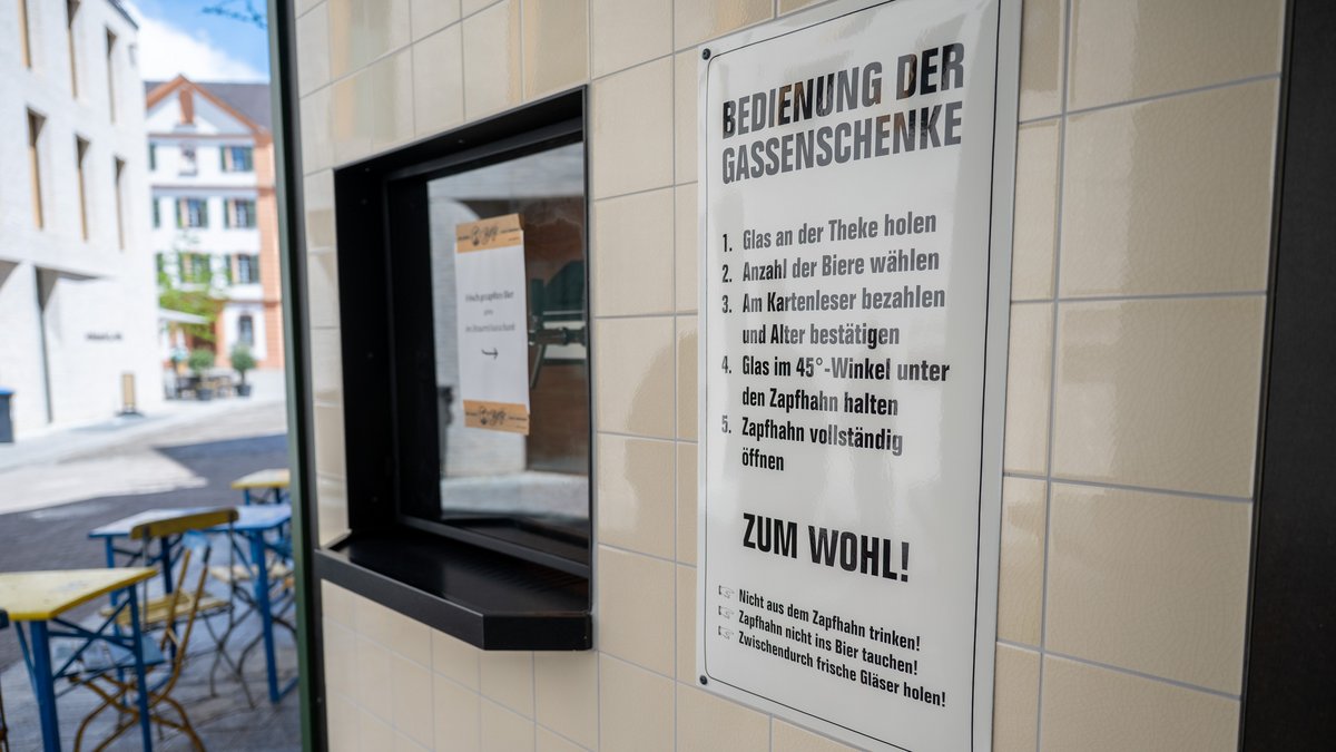 Damit keine Not ausbricht, können durstige Menschen auch zur Gassenschenke gehen.