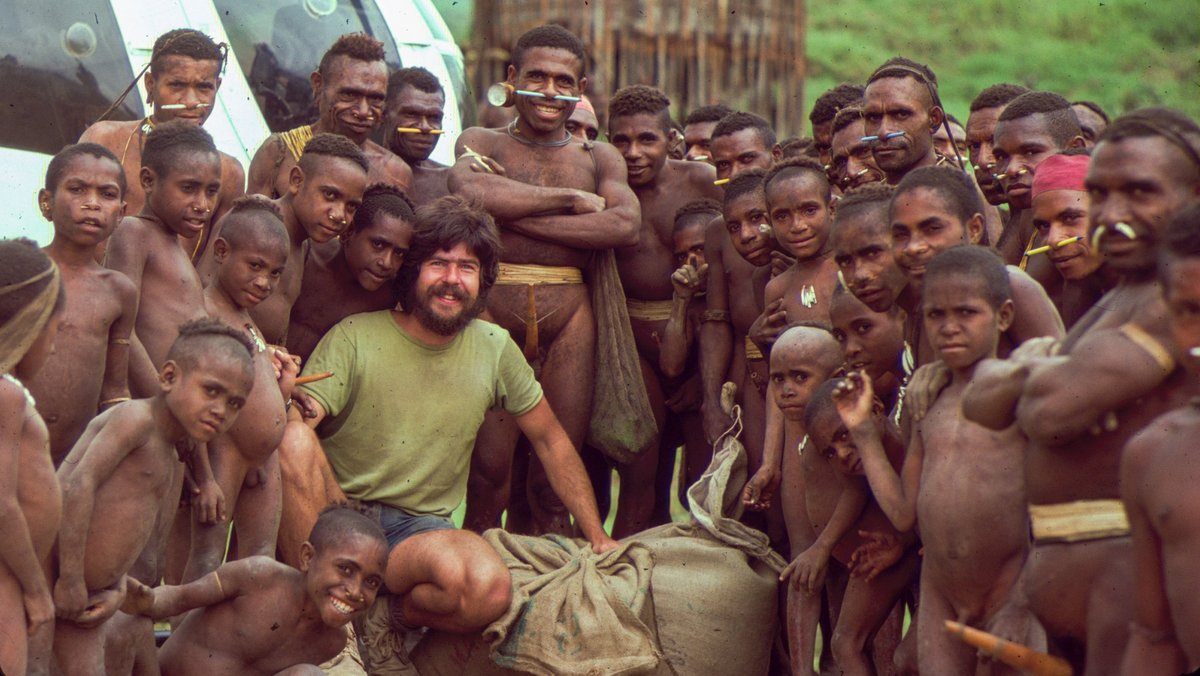 Thomas Michel Mitte der 1970er mit Dorfbewohnern im Hochland von Neuguinea. Fotos: Thomas Michel