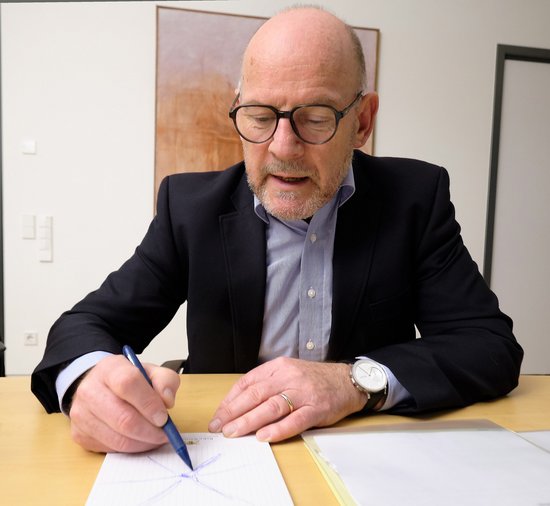 Landesverkehrsminister Winfried Hermann erläutert und skizziert. Landesverkehrsminister Winfried Hermann erläutert und skizziert.