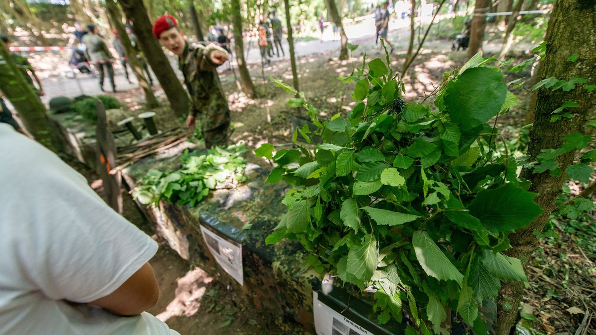 Die Reserve hat sich halt gut getarnt – geeignete Tarnvorrichtungen, präsentiert beim Tag der Bundeswehr. Fotos: Jens Volle