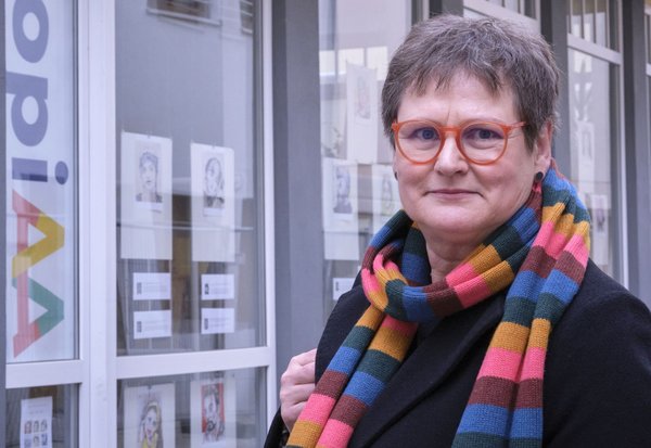 Gastgeberin Leni Breymaier, hier vor dem Aalener Kreativzentrum "Utopia".