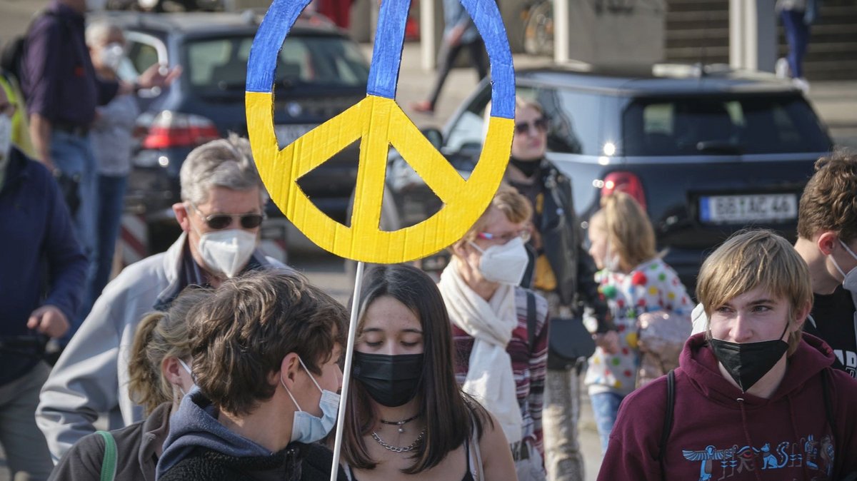 Fridays-for-Future-Demo in Esslingen am 25. März. Zeichen für den Frieden zu setzen, ist wichtig, sagt Stefan Maaß, der Aufrüstung für keine verlässliche Friedenssicherung hält. Fotos: Joachim E. Röttgers