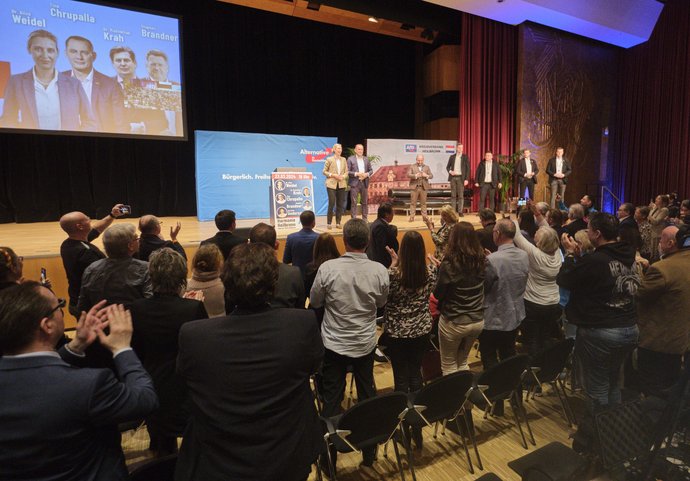 Alice Weidel und Tino Chrupalla auf der Bühne der "Harmonie" mit Bodyguards.