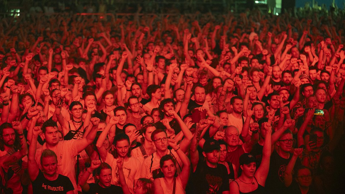 Das Zelt kocht, der Schweiß tropft von den Fäusten.