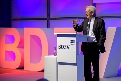 Ministerpräsident Winfried Kretschmann 2017 beim Kongress des Deutschen Zeitungsverlegerbands.