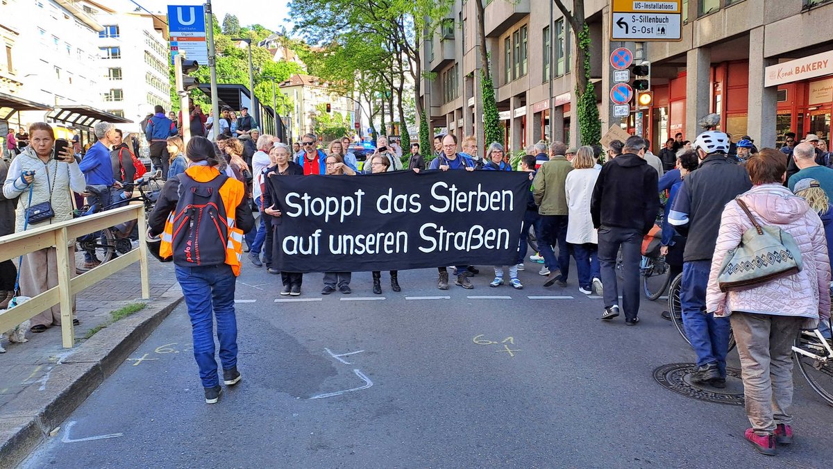 Am Olgaeck: Das umgenietete Metallgeländer ist durch ein Provisorium aus Holz ersetzt, die Markierung auf dem Asphalt zeigt die Position des Autos.