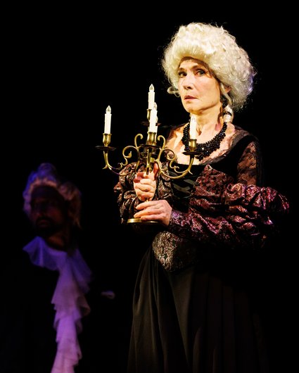 Dorothea Baltzer als "La Grande Dame de la Famille, die erstaunlich jung aussieht für ihr Alter".