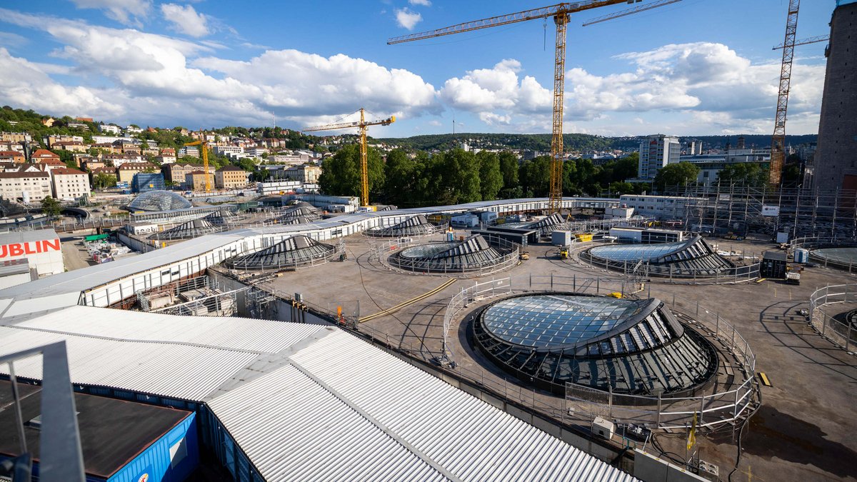 Stuttgarter Fernwanderweg: Südwestlich der S-21-Baustelle regensicher überdacht zwischen Lichtaugen mäandern.