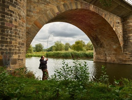 Teichmann fischt Bilder und Geschichten. So an Tag 41 in Döbeln, Sachsen: Jens Lidzba beim Hechtfischen an der Mulde, einem der am schnellsten fließenden Flüsse Europas.