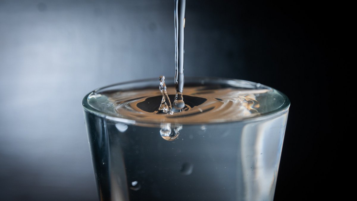 Trinkwasser, klar. Aber auch rein? Fotos: Julian Rettig