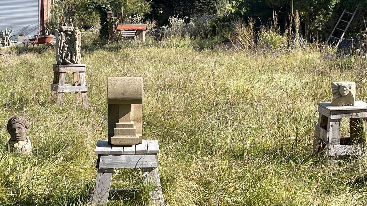 Die Steinfiguren Matters im verlassenen Garten. Ob auch über die Geschehnisse vom 1. Mai irgendwann Gras wachsen kann, hängt von der Aufarbeitung ab. Foto: Kontext