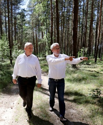 PK im Wald am 6.6.2018: Vahrenholt (rechts) Seite an Seite mit Mecklenburg-Vorpommerns Umweltminister Till Backhaus, SPD. Foto: Bernd Wüstneck/dpa