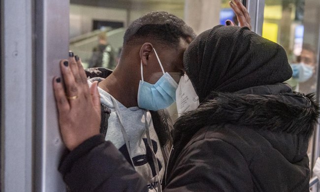 Nur eine Glasscheibe trennt sie noch: der 16-jährige Sayid und seine Mutter.