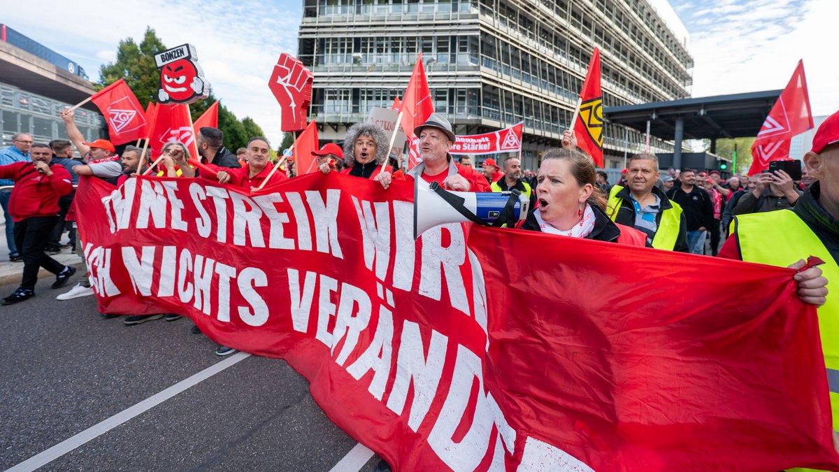 Fast 50.000 beteiligten sich am Montag  im Südwesten am Auto-Aktionstag der IG Metall, hier bei Mercedes in Untertürkheim. Foto: Jens Volle
