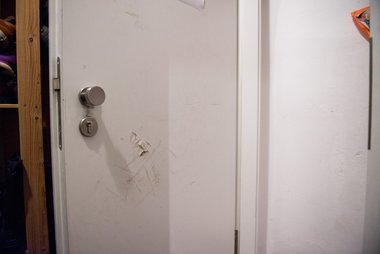 Ein Einsatz, der Spuren hinterließ: Wohnungstür nach Rammbock-Einsatz. 