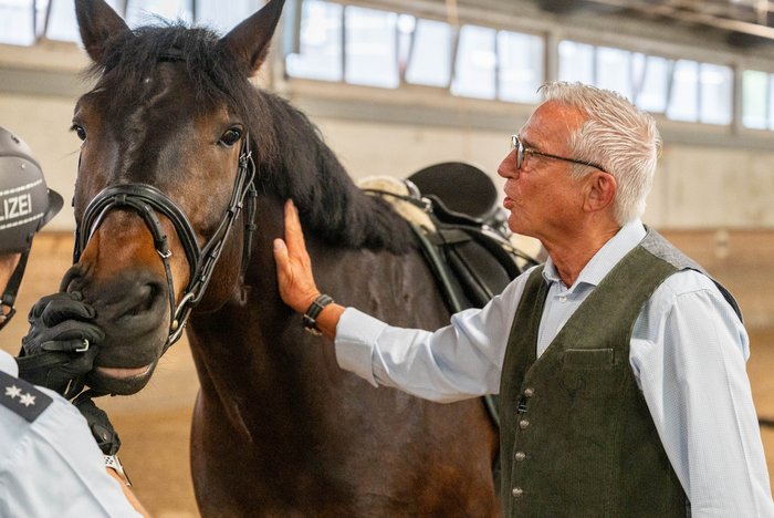 Mit Schnalzlauten will Strobl mit Flori kommunizieren – der aber bleibt still.