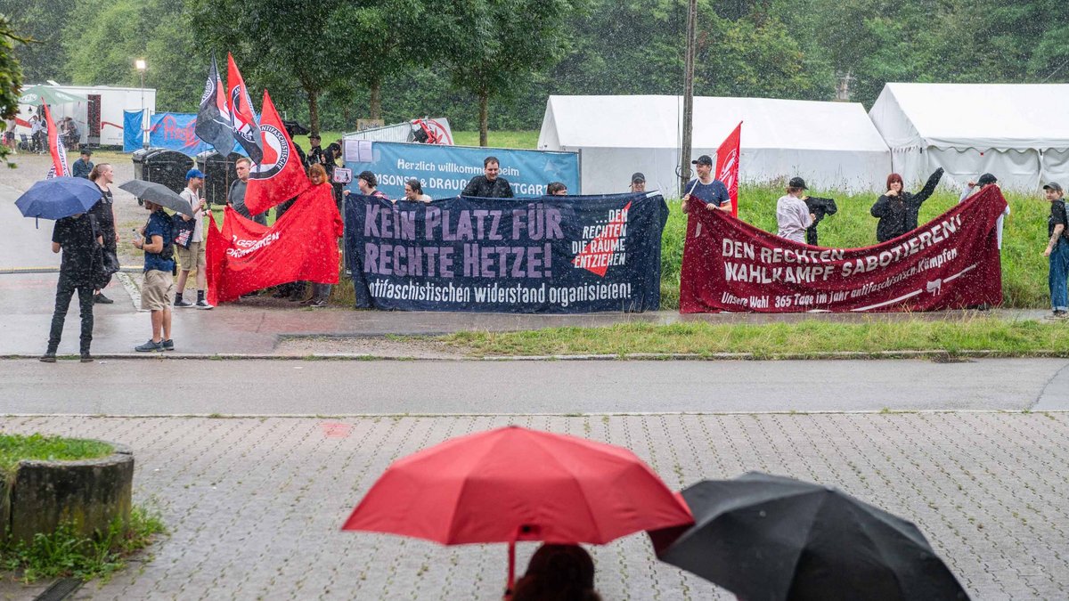 Klare Kante gegen rechts zeigen die U&Dler mit Bannern.