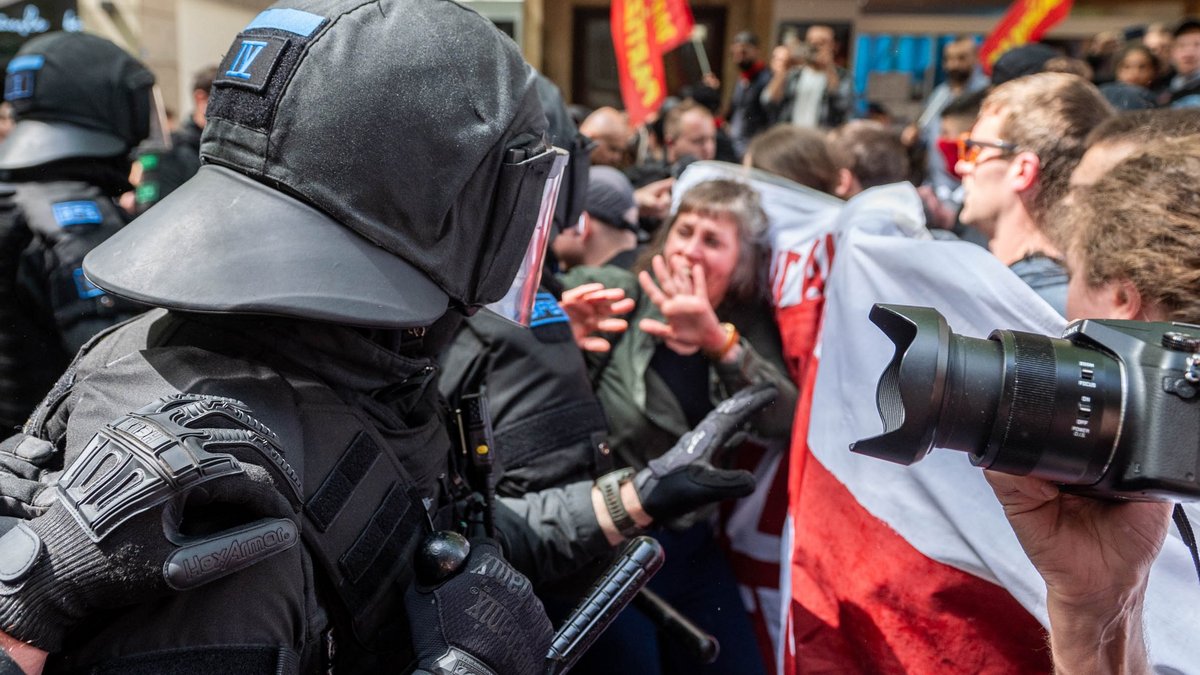 Zum Einsatz am 1. Mai hat die Stuttgarter Polizei einen Bericht verfasst. Nur wenige Behauptungen halten einer Überprüfung stand. Fotos: Jens Volle