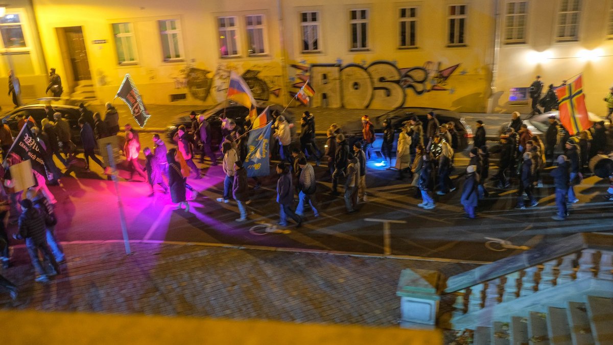 Russlandflaggen, Reichsbürgerfahnen und andere rechte Symbolik gibt es jeden Montag zu sehen.