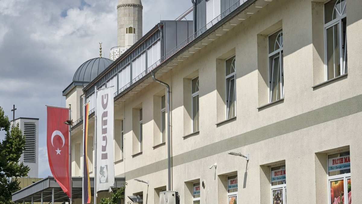 Russisch-orthodox und muslimisch Turm an Turm.