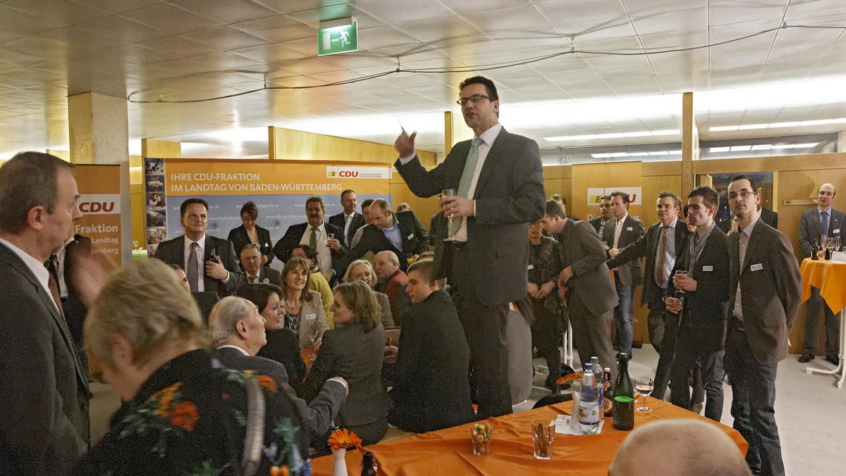 Die CDU feiert: Am Abend der Volksabstimmung (27.11.2011) steigt Peter Hauk, heute Landwirtschaftsminister, im Landtag auf die Bierbank. 