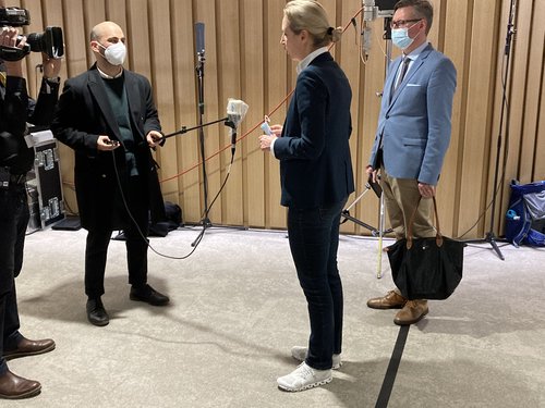 Alice Weidel mit Taschenträger. Foto: Kontext