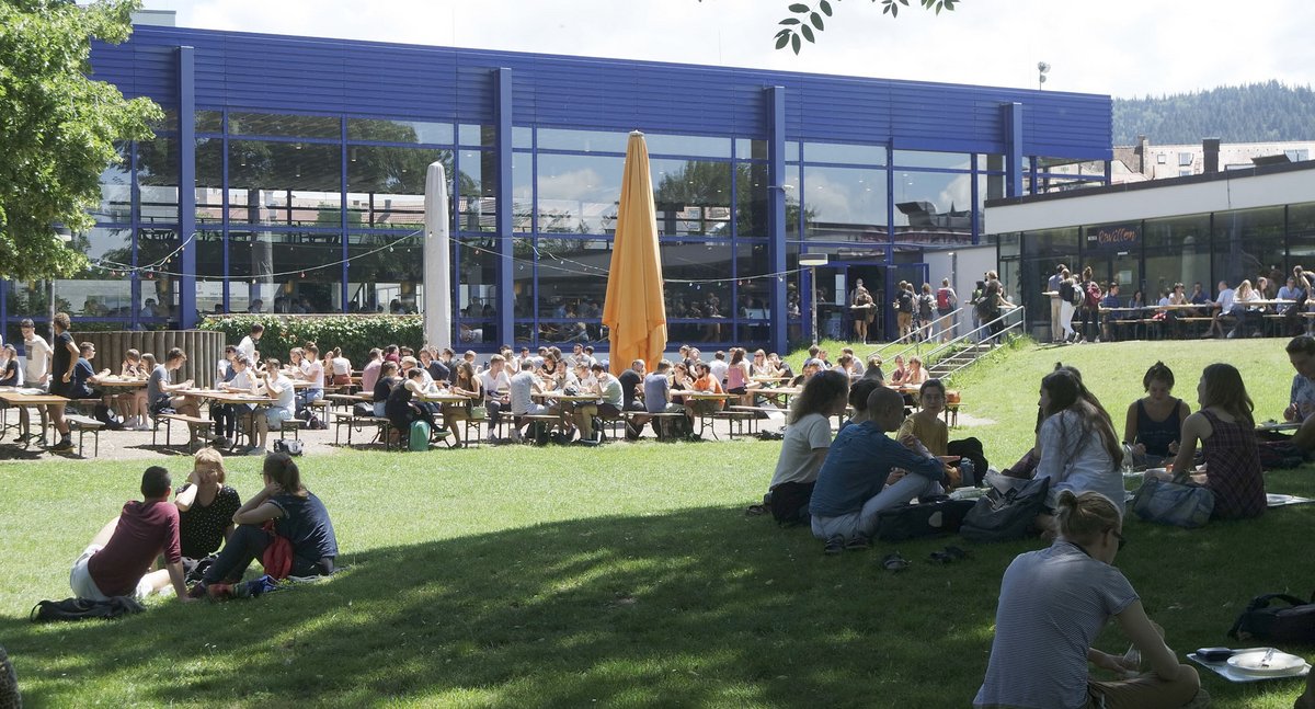 Die Mensa der Uni Freiburg im Sommer: Draußen ist's gemütlich, drinnen wurden Studierende geschasst. Fotos: Fabian Kienert