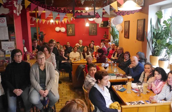 Hütte voll in der Räuberhöhle. 