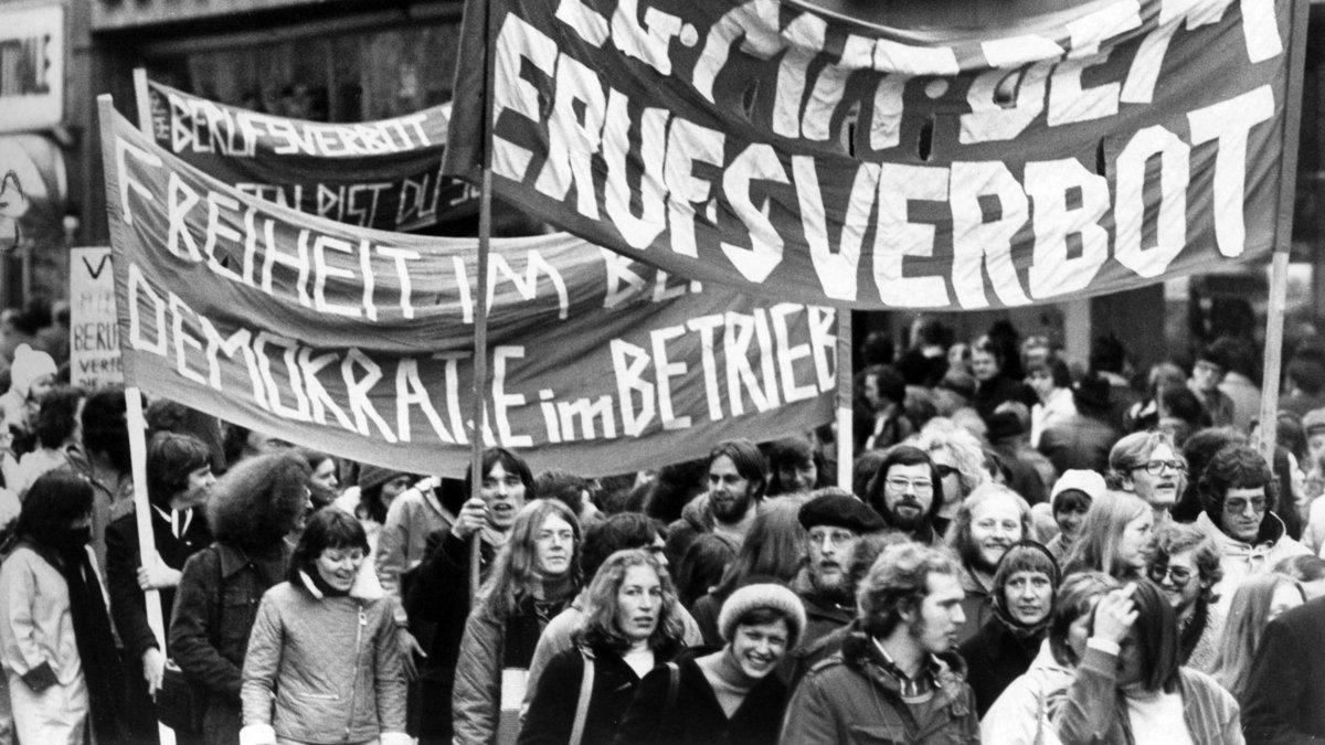 Rund 4.000 Menschen demonstrieren am 6.12.1975 in Stuttgart gegen den Beschluss der baden-württembergischen Landesregierung "über die Pflicht zur Verfassungstreue im Öffentlichen Dienst". Foto: picture alliance/Rolf Haid