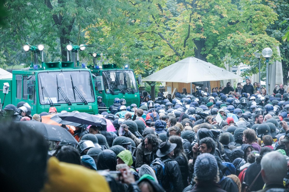 Vor den mittlerweile aufgefahrenen Wasserwerfern versammeln sich immer mehr Demonstrierende. Foto: Jens Volle