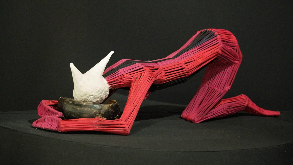 Inhalieren! Elisia Nghidishange, auch sie aus Namibia, will mit ihren Figuren an traditionelle Methoden des Heilens anknüpfen. Inhalieren! Elisia Nghidishange, auch sie aus Namibia, will mit ihren Figuren an traditionelle Methoden des Heilens anknüpfen.